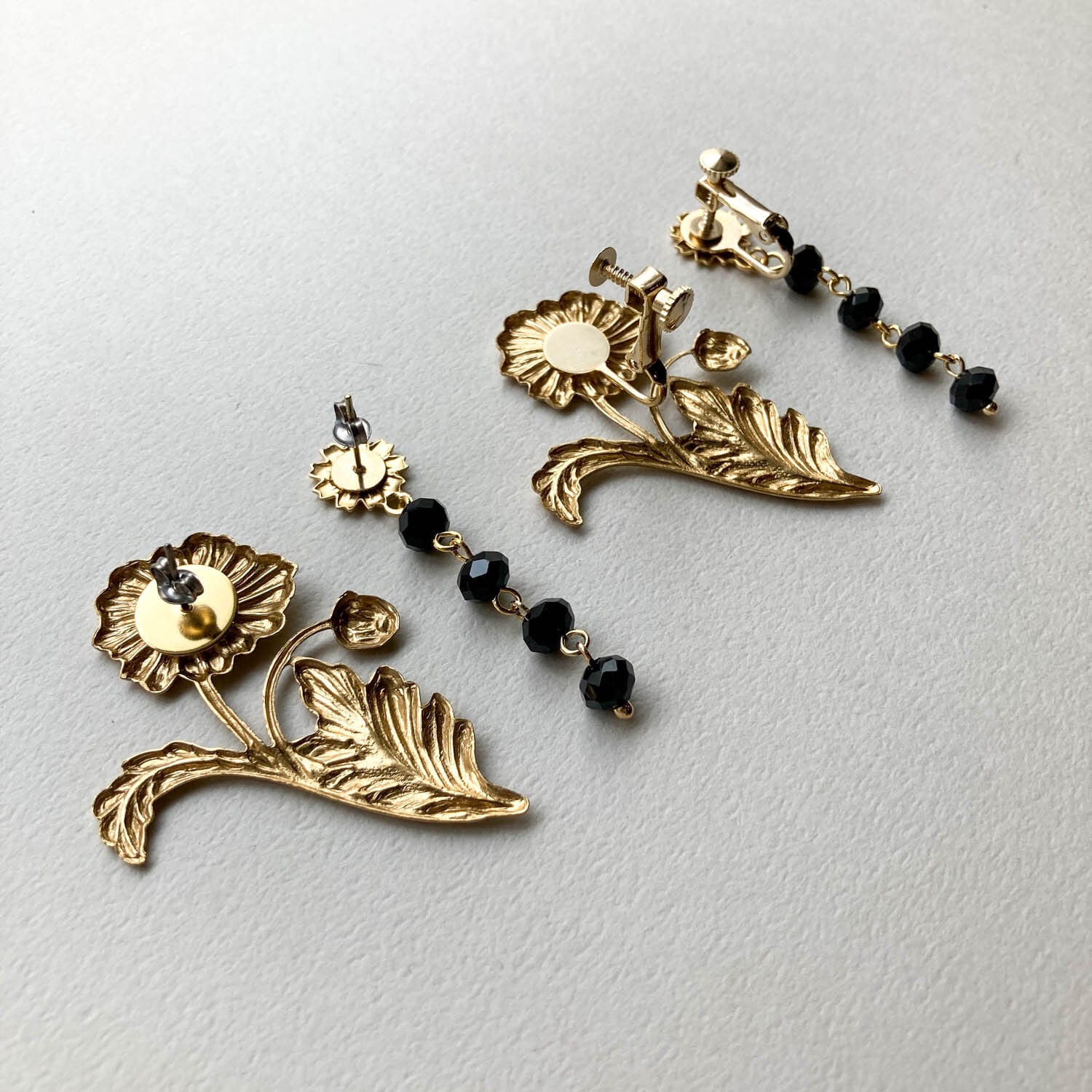 真鍮お花と黒カットビーズの〈ピアス/イヤリング〉 | Dua-アクセサリー