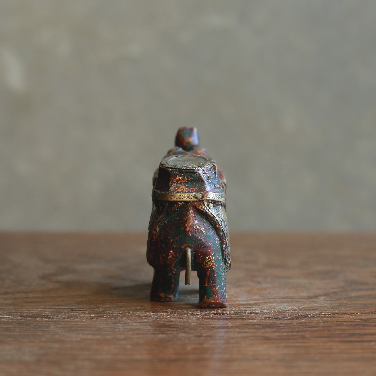 インドからやって来た、プリミティブで小さな象