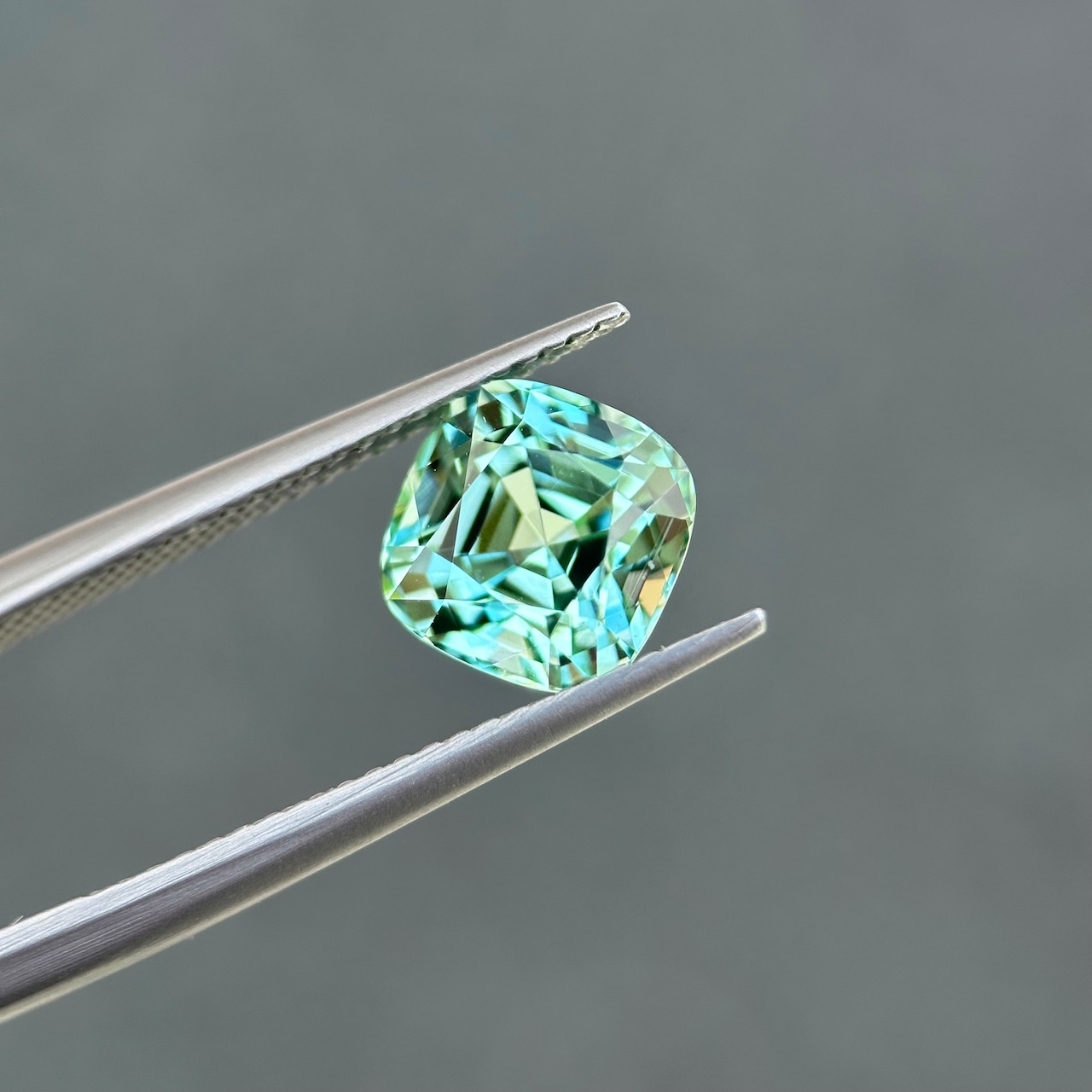 シーフォームグリーントルマリン 8.1x8.1mm, 2.87ct, ナイジェリア産