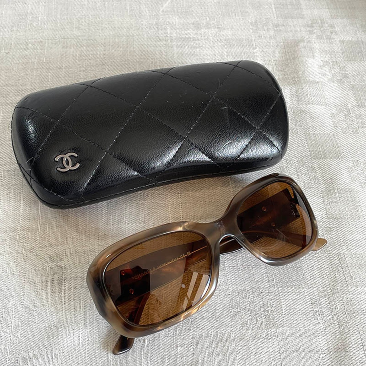 シャネルサングラス　CHANEL ケース付き　箱布袋　小傷あり 12ACdk6