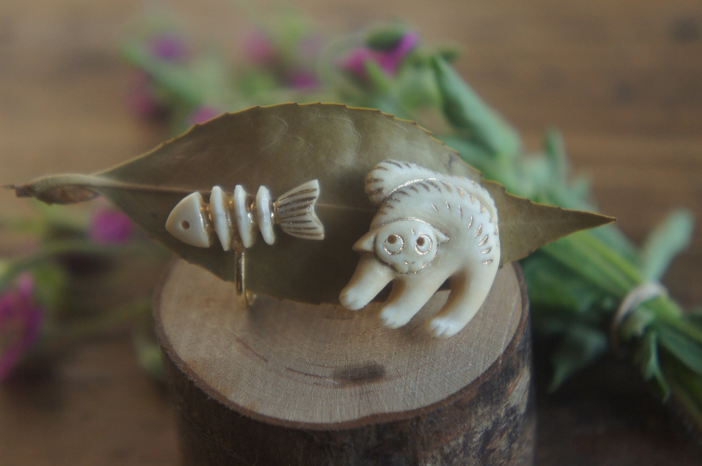 鹿角彫刻「やんのか猫と骨魚」イヤリング(左右セット)【2】