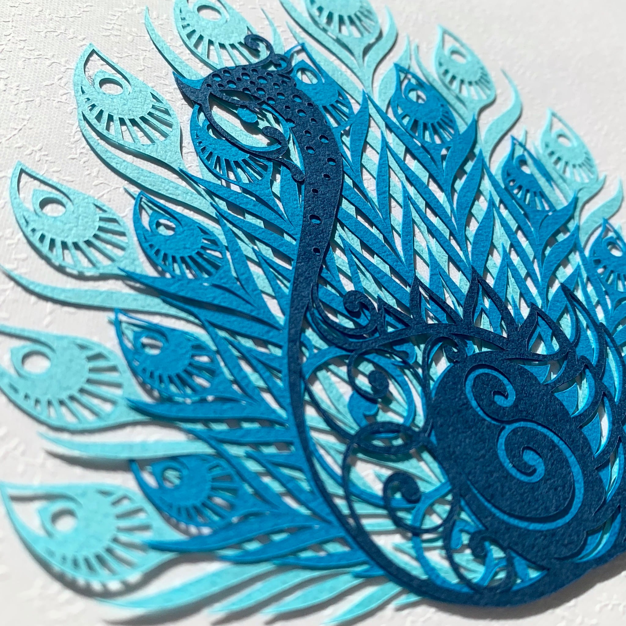 切り絵キット2020.02「孔雀」青ver. | 重ねる切り絵 祐琴