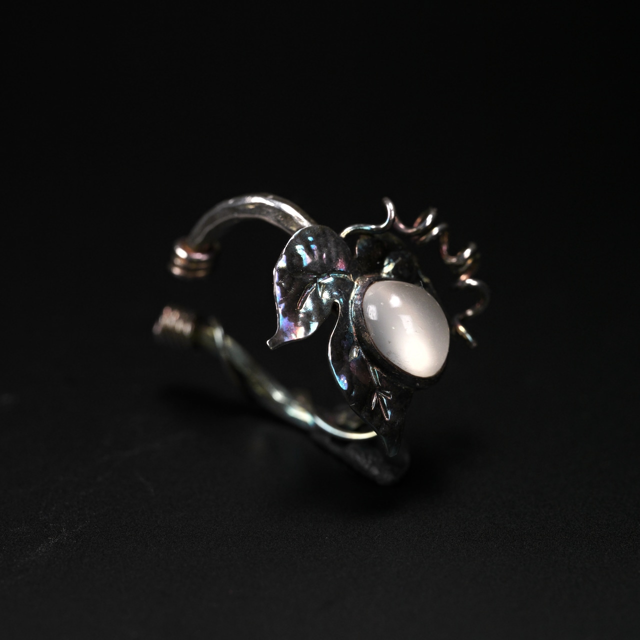 【１点もの】ムーンストーンキャッツアイ ”アサガオ" イヤーカフ