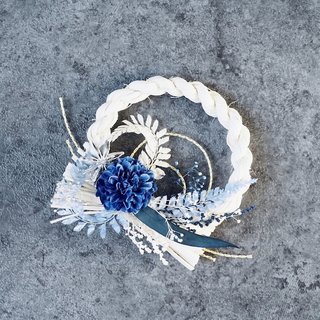 白いラタンと青の小菊のミニしめ縄