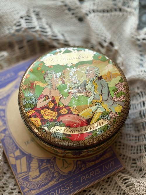 フランスVintage Mazet Les Friandises Tin ティン缶 直径11.2cm 1930年代 小物入れ インテリア 撮影小物