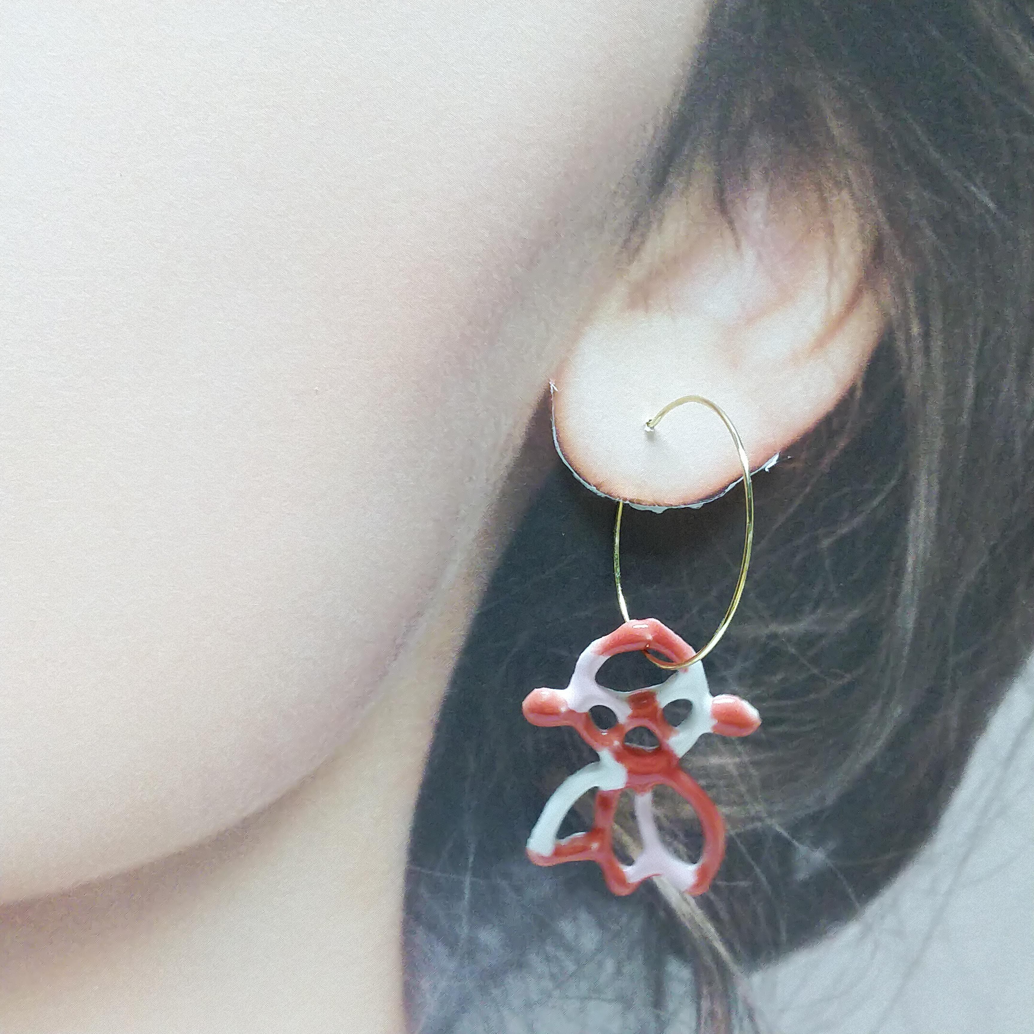 陶器アクセサリー】 空泳ぐ金魚ピアス | 陶器アクセサリー 専門店 せらみ屋