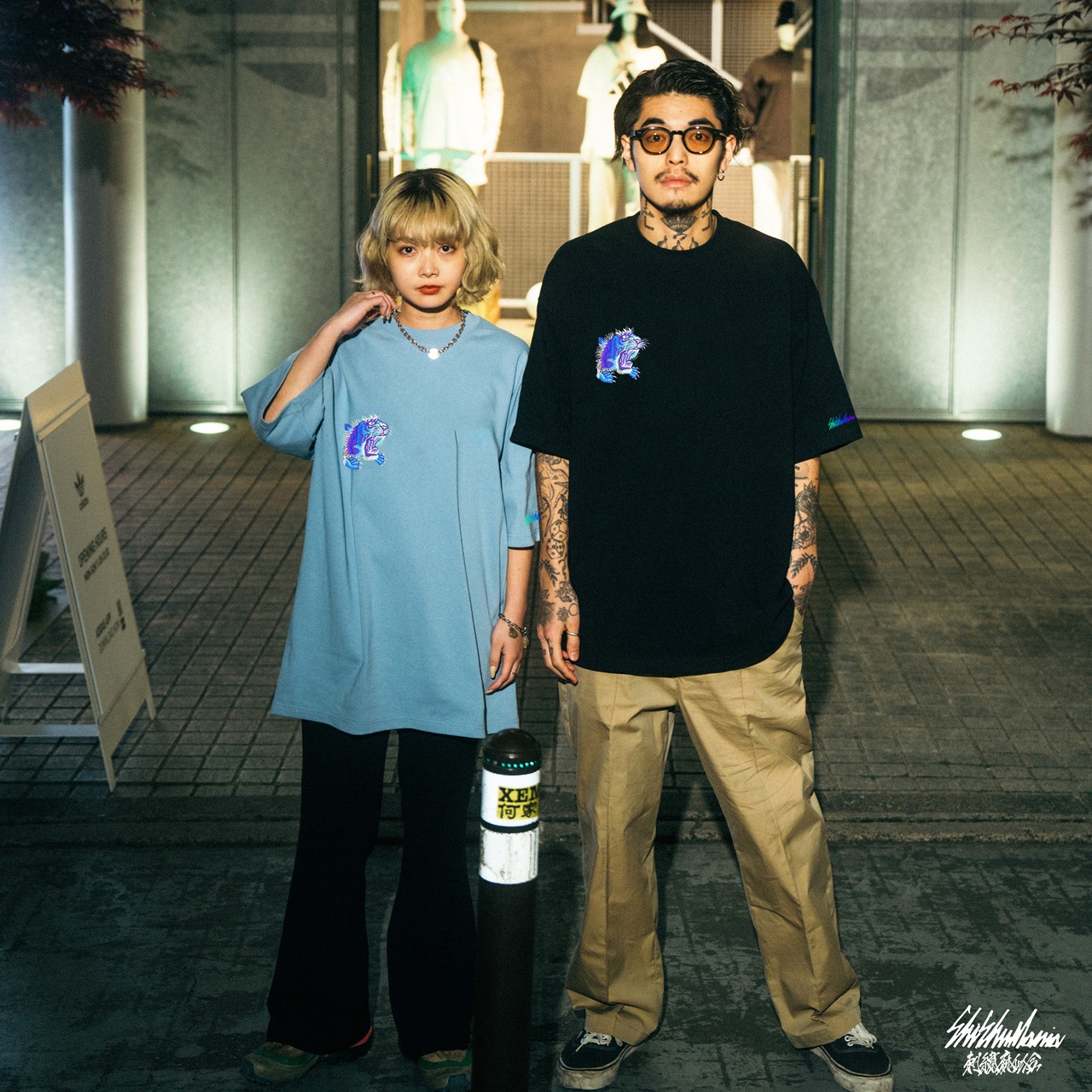 オーロラカラータイガーヘッド刺繍Tシャツ9.1オンスビックシルエット(ブルー/ブラック)