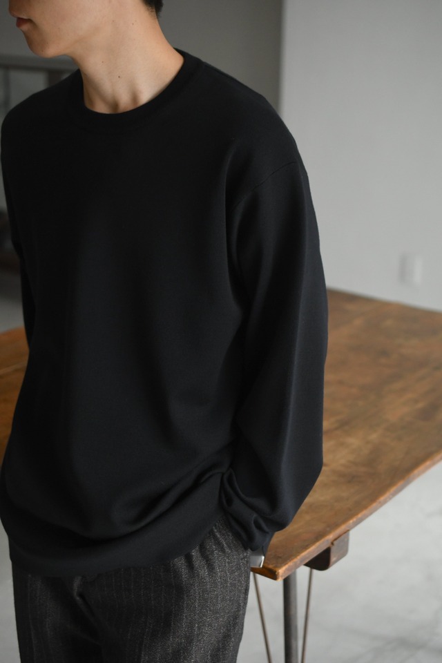 BATONER / 32G SMOOTH WOOL CREW NECK (Black)