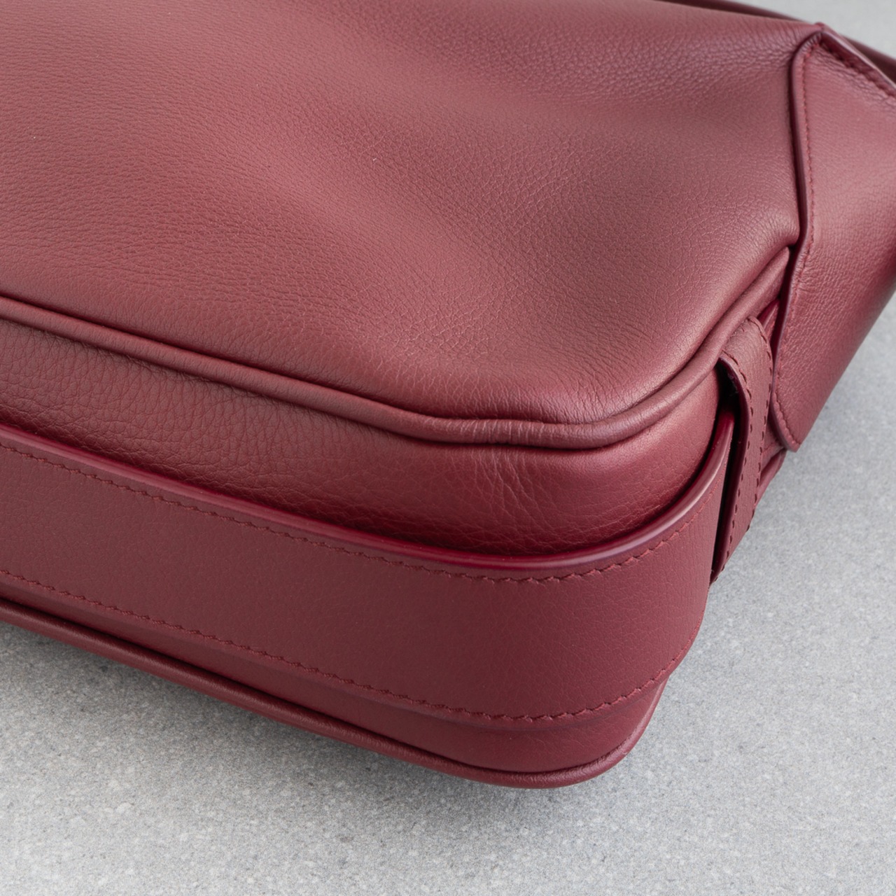 セリーヌ ロミー ミディアム カーマイン レッド ショルダーバッグ