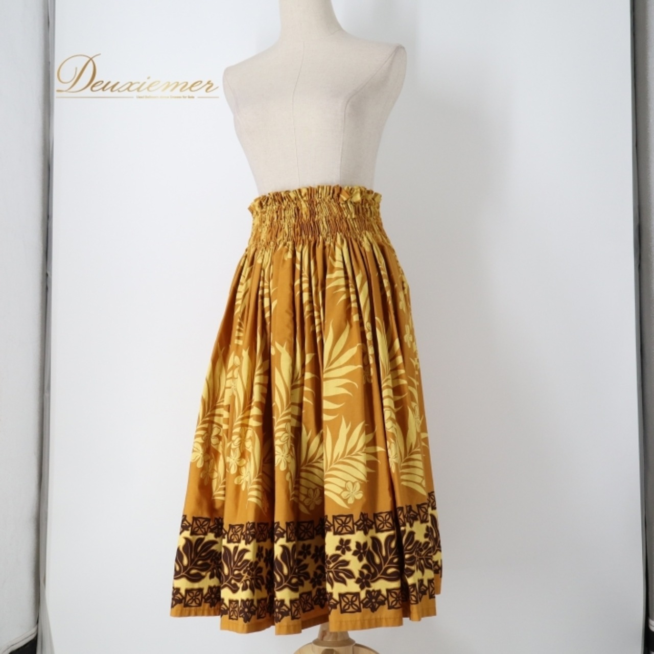 フラダンス 衣装 パウスカート ブラウン系 プルメリア柄 モンステラ柄 ハワイアンプリント アロハ フラ ダンス レッスン 練習 植物柄 花柄 シングル スカート フレア 華やか おしゃれ かわいい 上品 イエロー系 茶 黄 フラダンス衣装 おしゃれなスカート ハワイアンファッション カジュアル キュート ダンスウェア