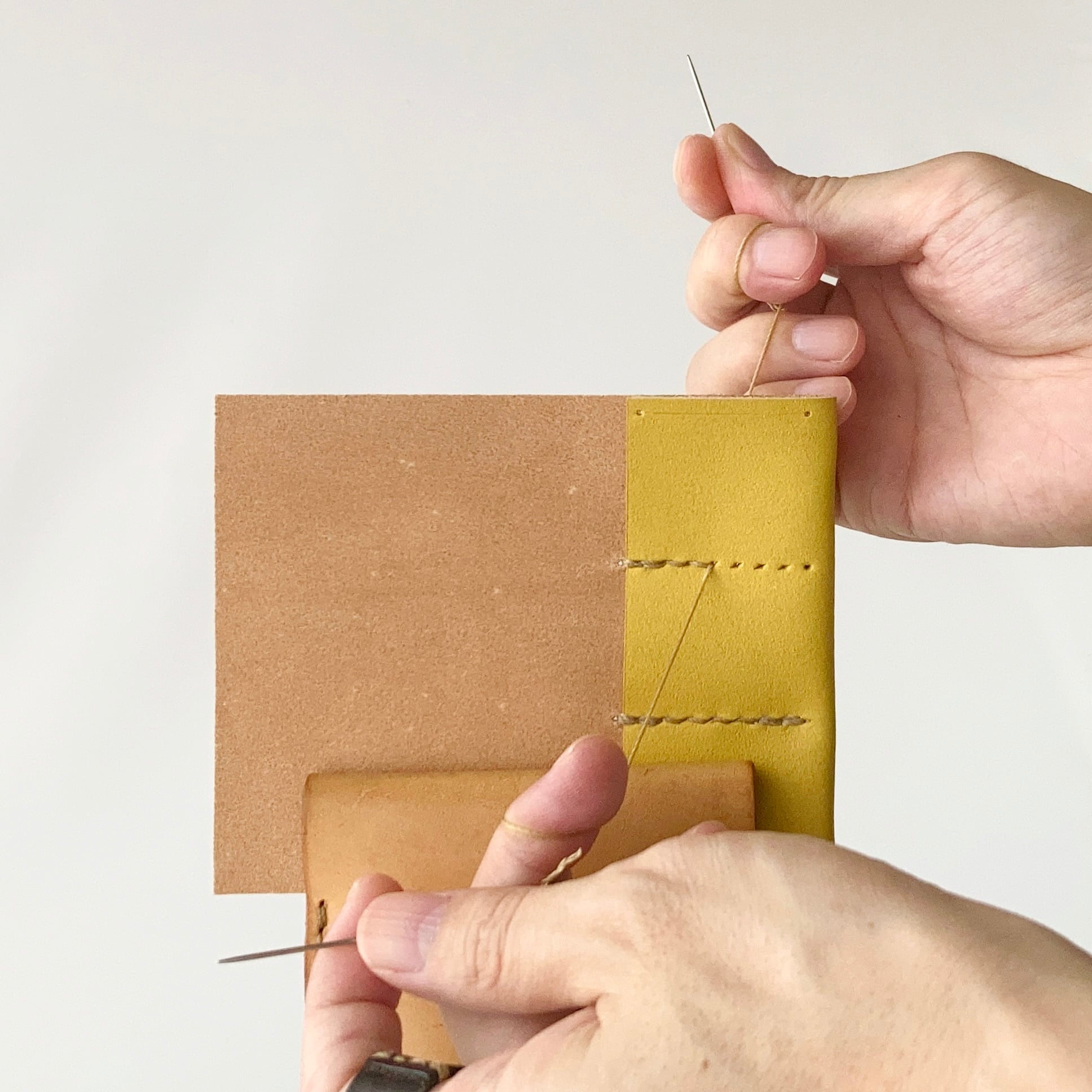 草木染め革丨鍵3本丨薄型キーケース【zlat3/ずらっと3】きはだ染め