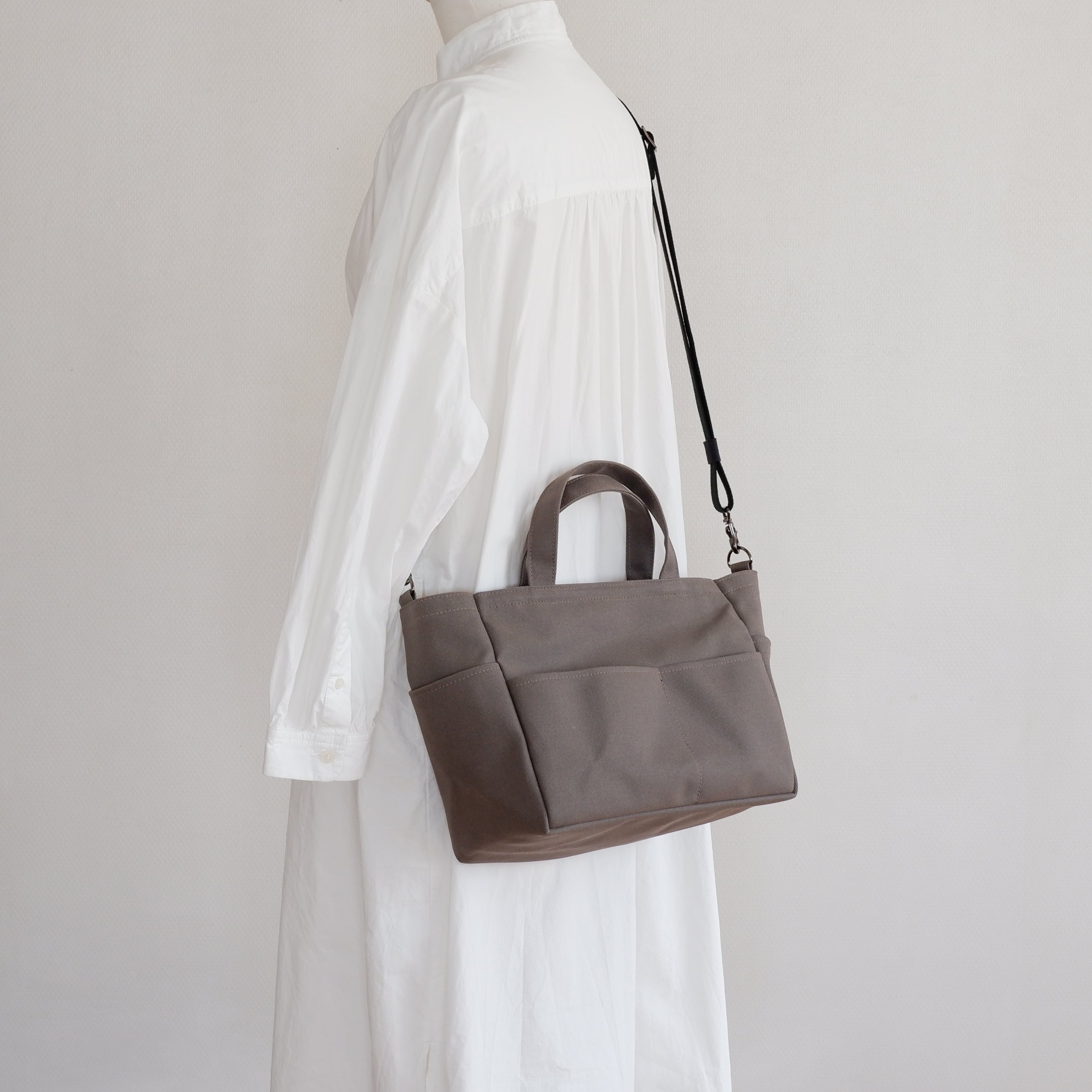 ♩新品未使用♩ YONFA osaifubag オサイフバッグ　グレー 新作 | aoya bags | シンプルで少し変わったかたちの帆布かばん