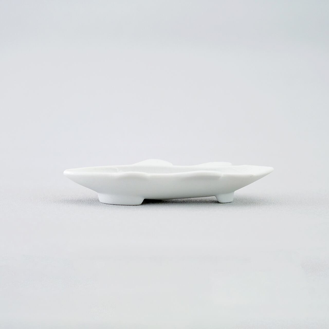 白彩シーラカンス小皿 | plato 田中陶器店 │ 有田焼・伊万里焼