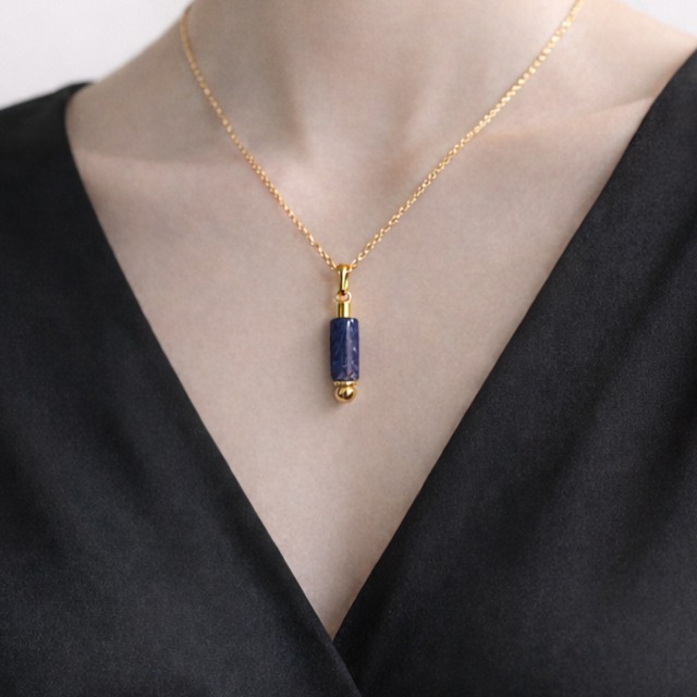 ミニマルな天然石風ネックレス