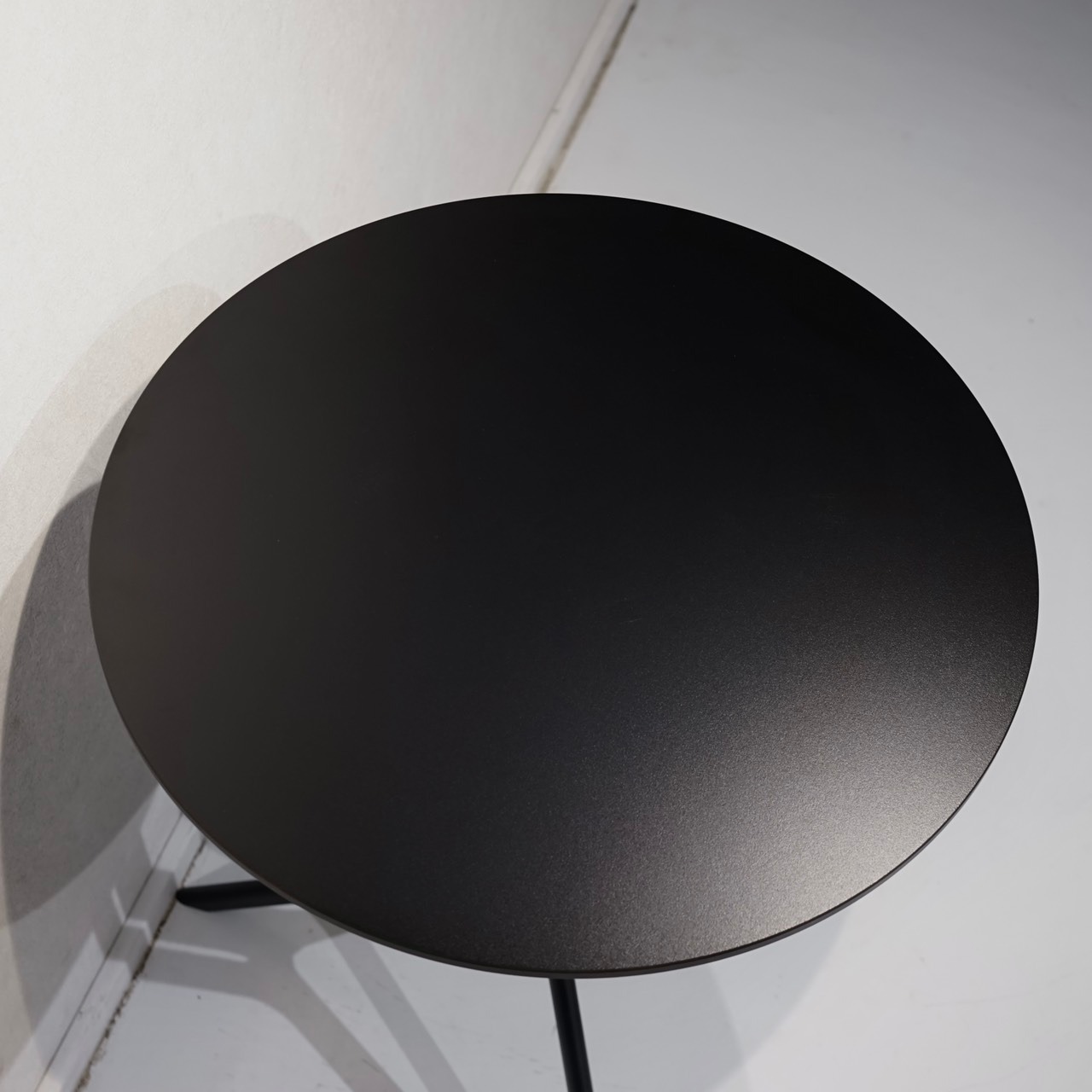 カッシーナ取り扱い KRISTALIA クリスタリア POULE ポール カウンターテーブル カフェテーブル ハイテーブル 円形 テーブル ブラック モダン ホテルライク ミニマル