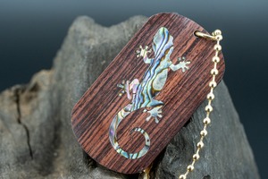 【王室御用達 】 キングウッド ドッグタグ 象嵌 木登りトカゲ