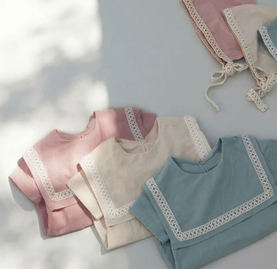 大きな襟のロンパース