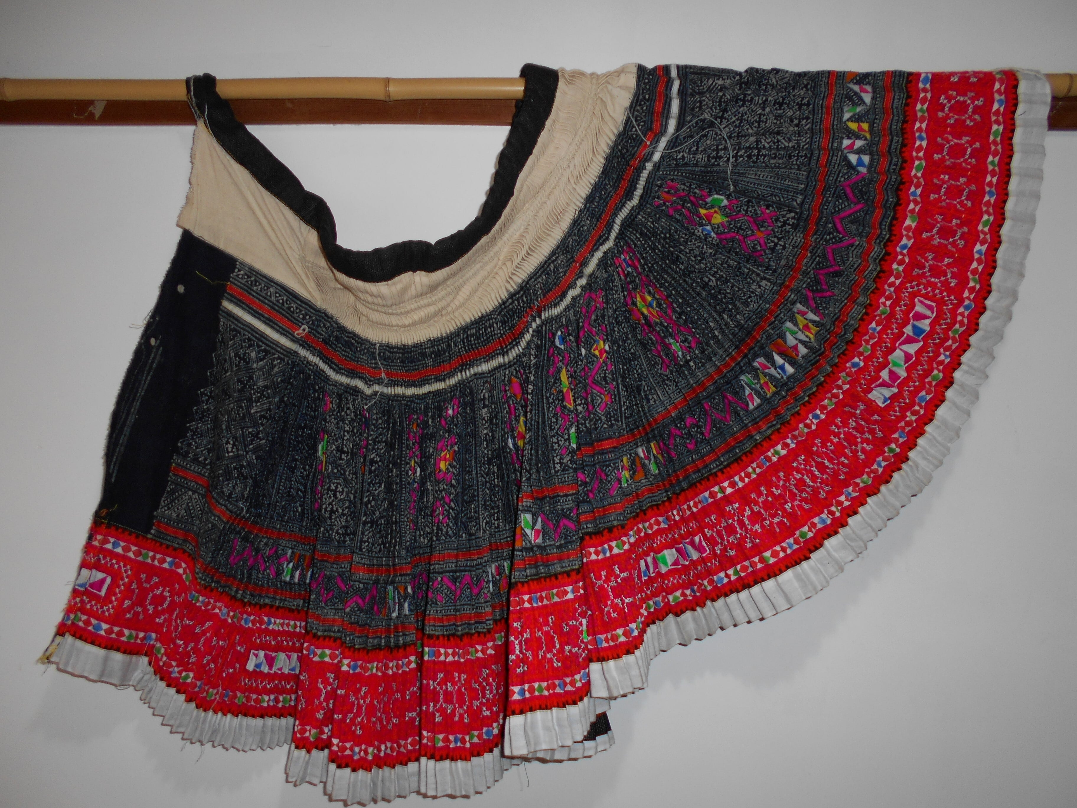 モン族プリーツスカート | 風の道 縫い処あきはら 