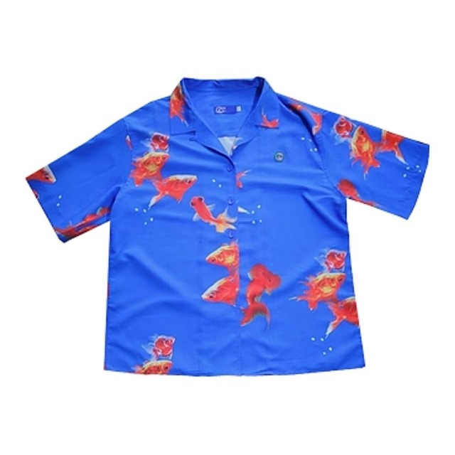 紅の金魚が前面で泳ぐブルーの半袖オーバーシャツ E00260