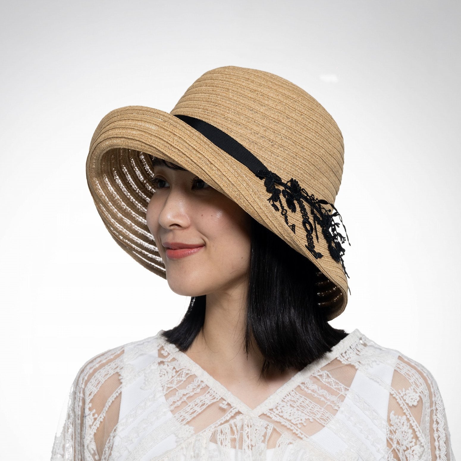 【2026春夏】レースリボン巻きペーパーブレード クロッシェ|ベージュ/ブラック/グレイ Paper Braid Cloche Hat with Lace Ribbon Trim