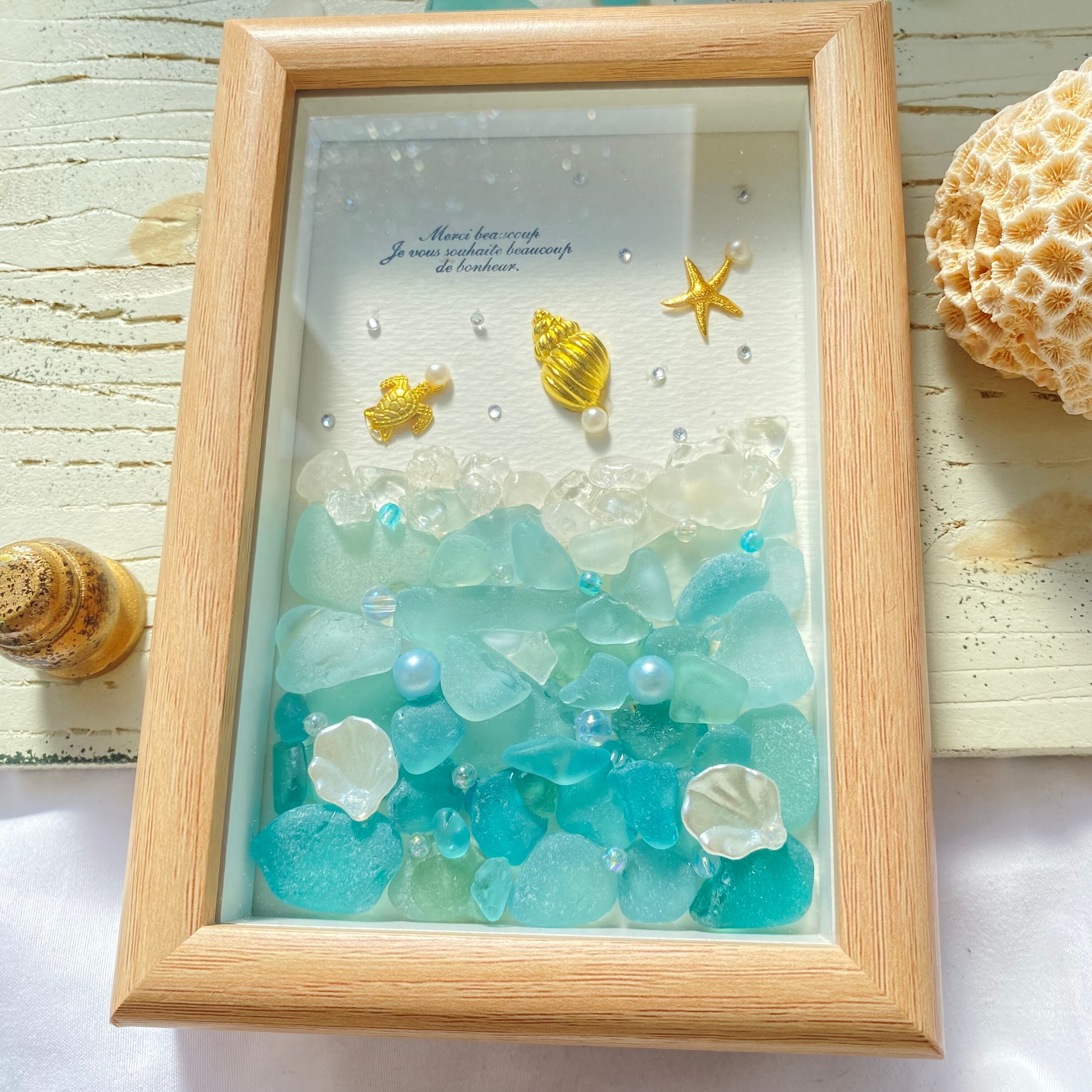 "シーグラスと水晶の夏の海"