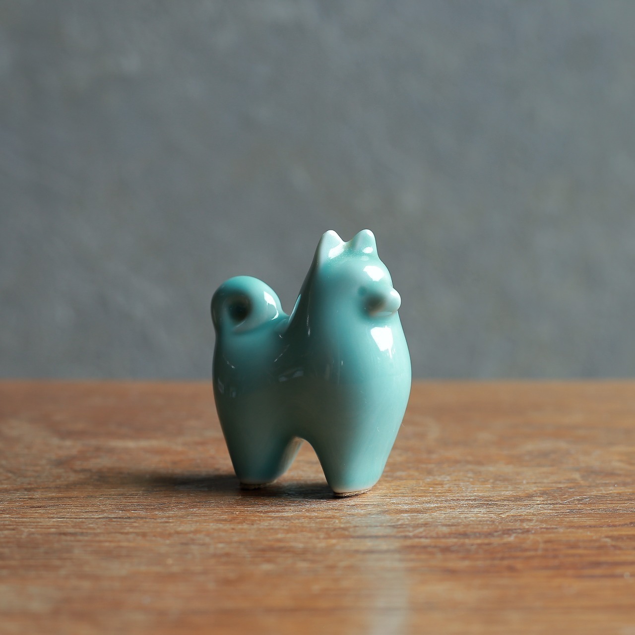 凛々しくこちらを見つめる、磁器の犬 4