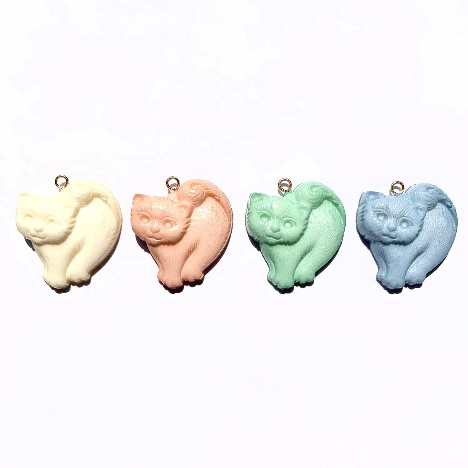 最終入荷〉ドイツアクリル ヴィンテージ猫チャーム | Dua-アクセサリー