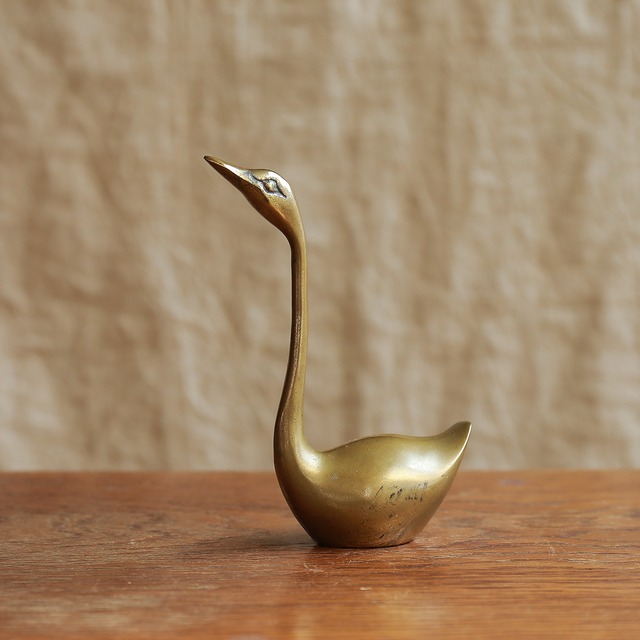 ゴールドに輝く、スリムな白鳥