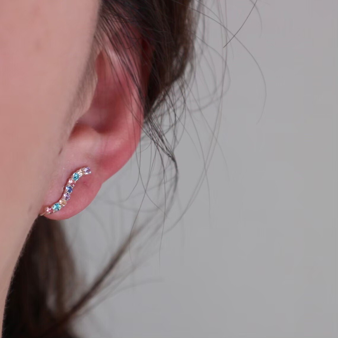 パステルレインボーのイヤーカフ