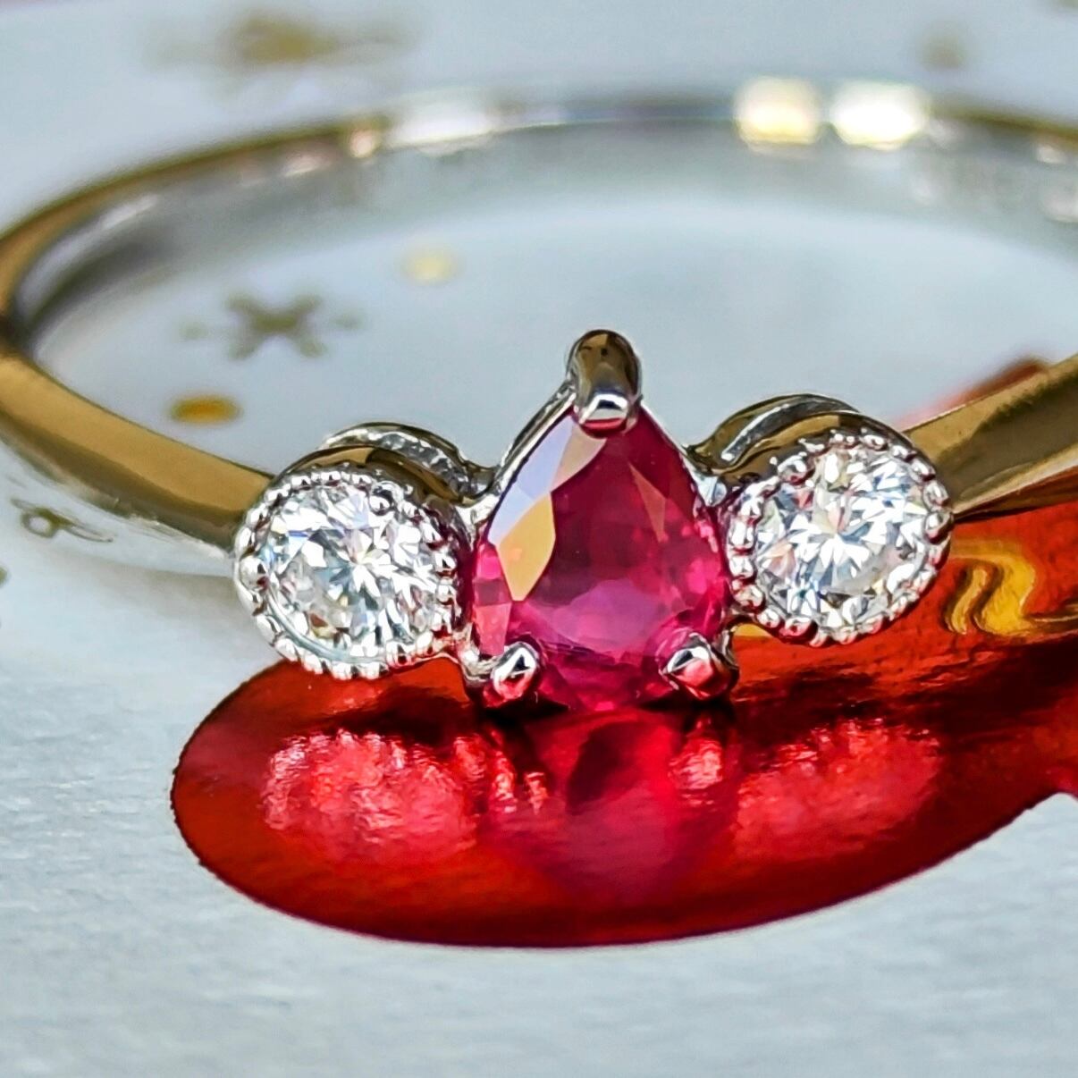 天然ダイヤモンドと天然ルビー (ピジョン ブラッド 濃い赤) の 指輪