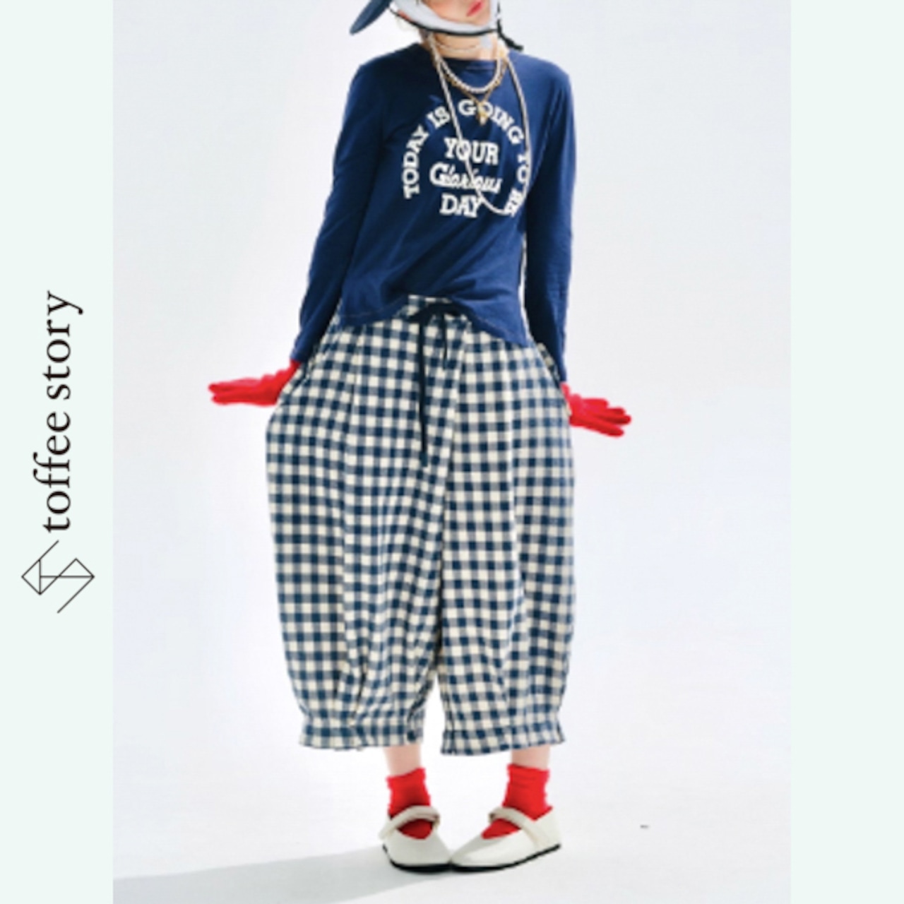 ほっこり主役、青チェックパンツ 《i0722》