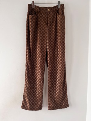 シンプルで派手さもあるパンツ