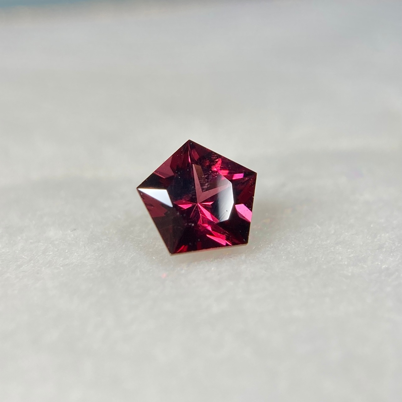 ロードライトガーネット 0.630ct 赤紫色 簡易ソーティング付き r-0386