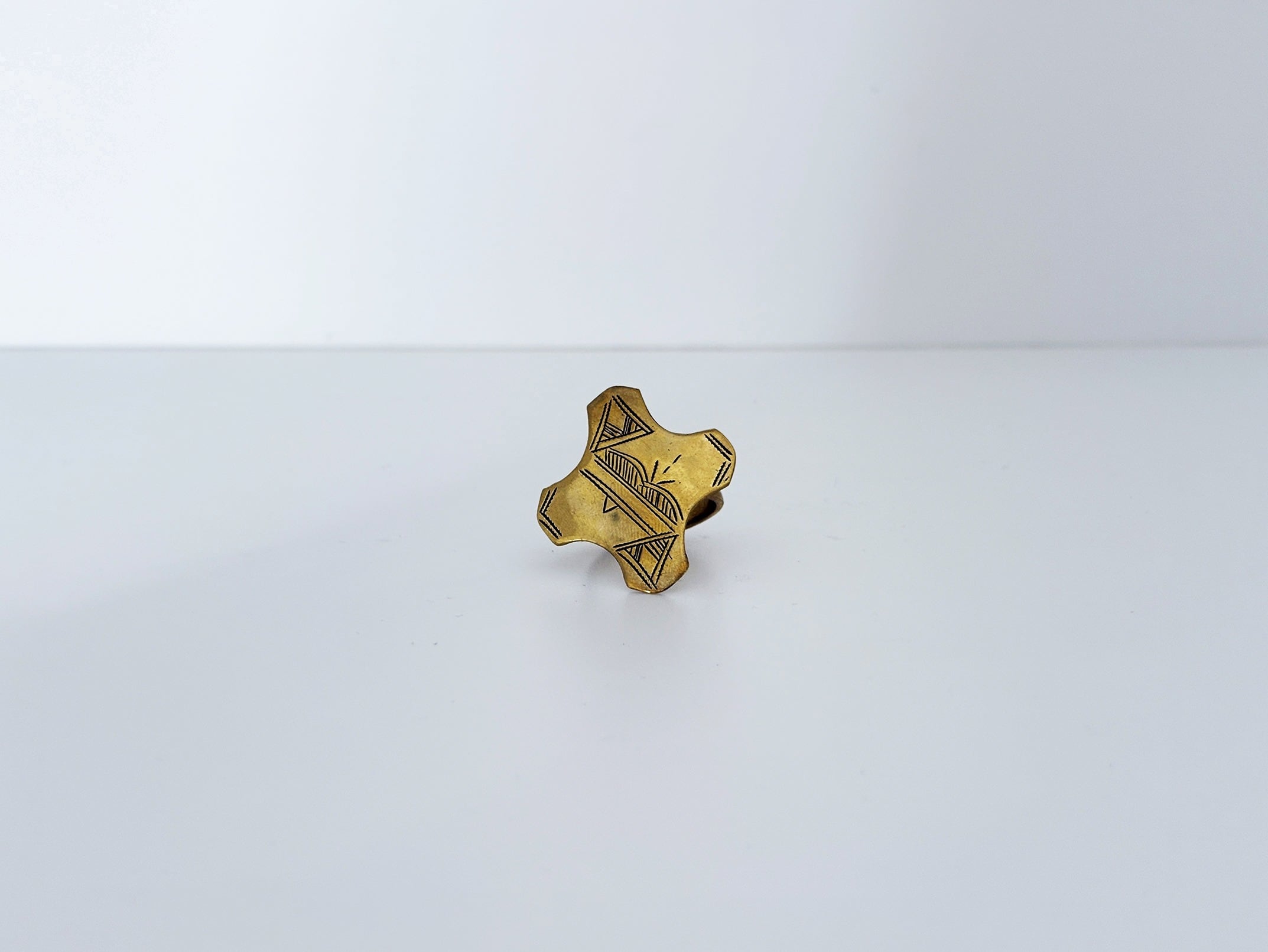 トゥアレグ リング ブラス|幾何学文様の一点ものアフリカンアートジュエリー|Tuareg Brass Ring | One-of-a-Kind Geometric Tribal Jewelry
