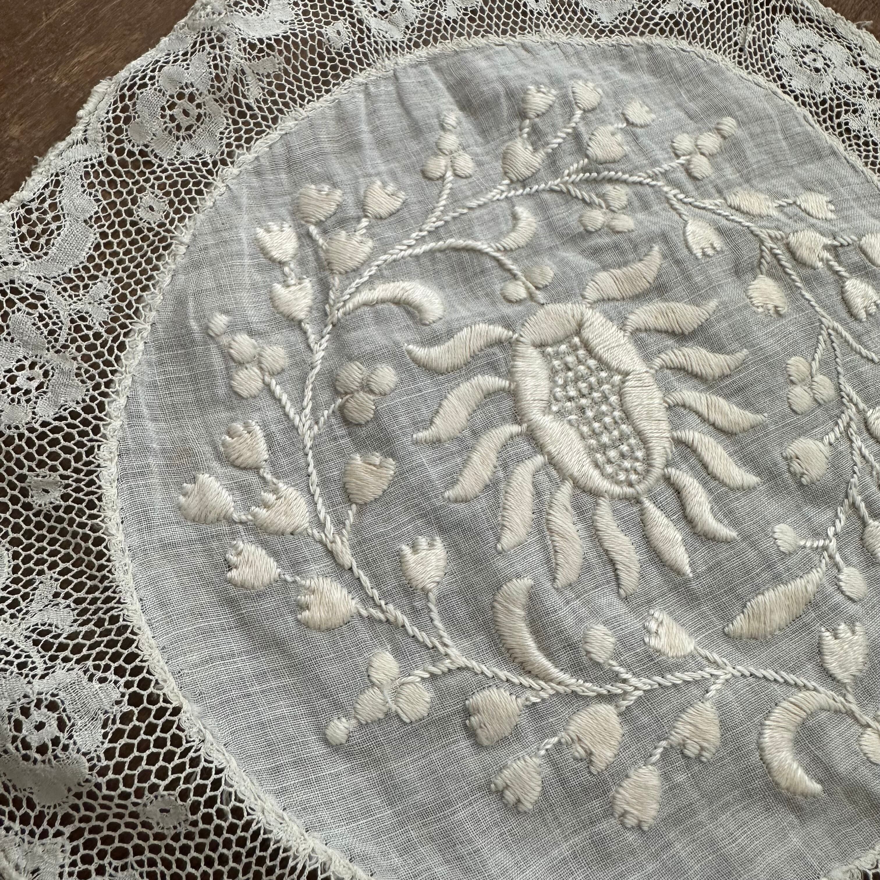 レア！ヴィンテージ　コード刺繍　2枚セット　フランス　シルバー　芸術品 フランス リネン白系刺繍 シャドー テーブルクロス フランス