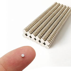 【新着特価】300個入 小型丸型マグネット 直径3mm×厚さ1mm 軽量 磁石 小さい セット 工作 プラモデル DIY 学校 教材 オフィス用品 キッチン収納