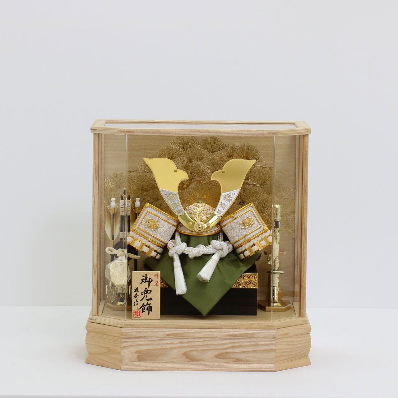 【白金白印牡丹大鍬兜 8号】 兜飾り アクリルケース飾り 五月人形|木製|無垢|和モダン|コンパクト