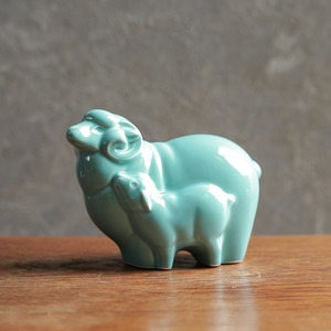 グリーンが美しい、幸せな親子の羊