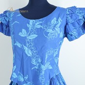 フラダンス 衣装 ツーピース セットアップ 上下セット ブルー系 フラ ダンス レイ柄 青 水色 トップス ブラウス スカート 爽やか 華やか ハワイアン アロハ フリル かわいい ハワイアンプリント