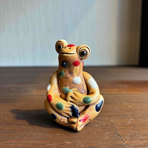 カラフルな「お座りカエル」G