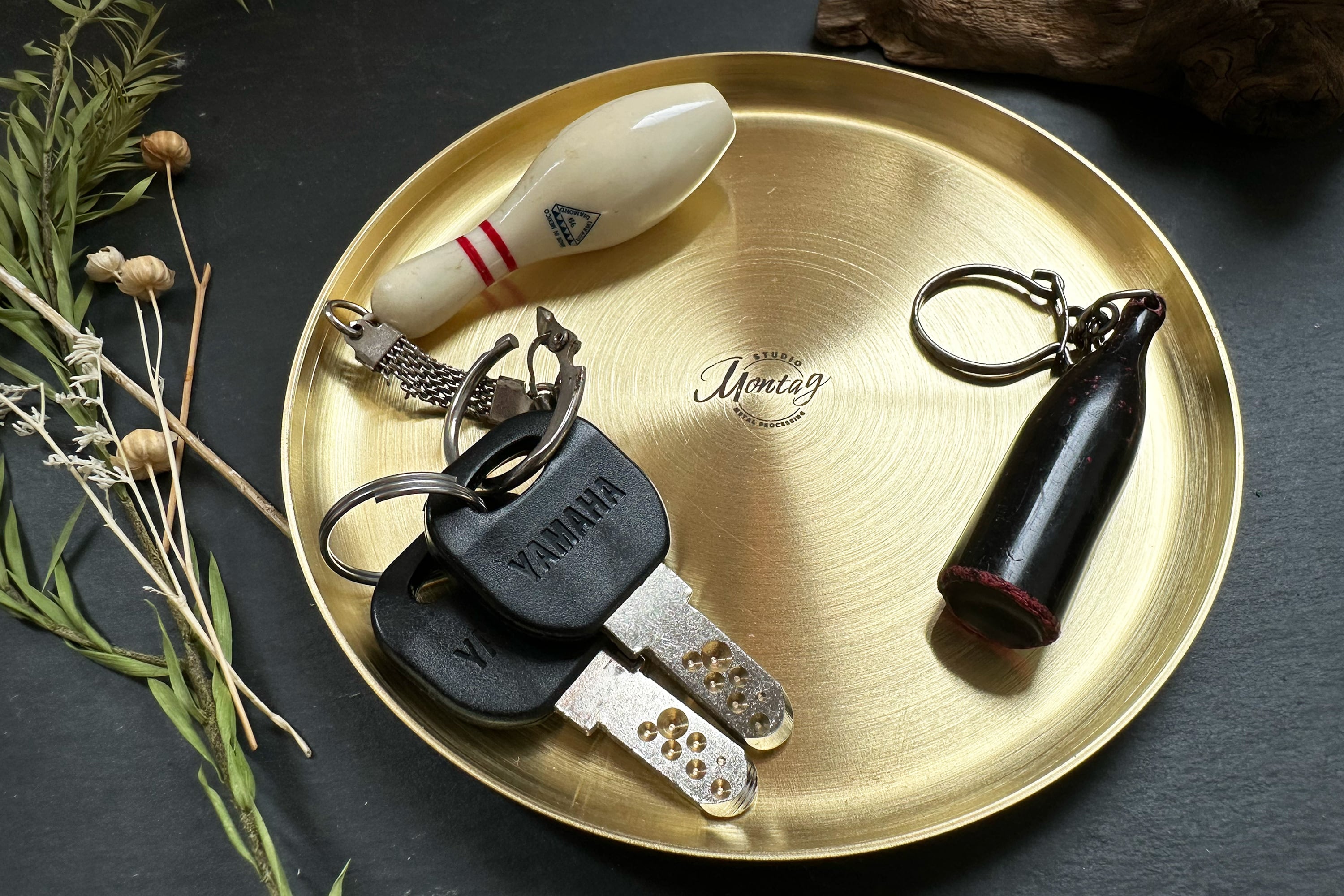 へら絞りで作った真鍮の丸皿（両面ロゴ入り） | stadiomontag スタジオ