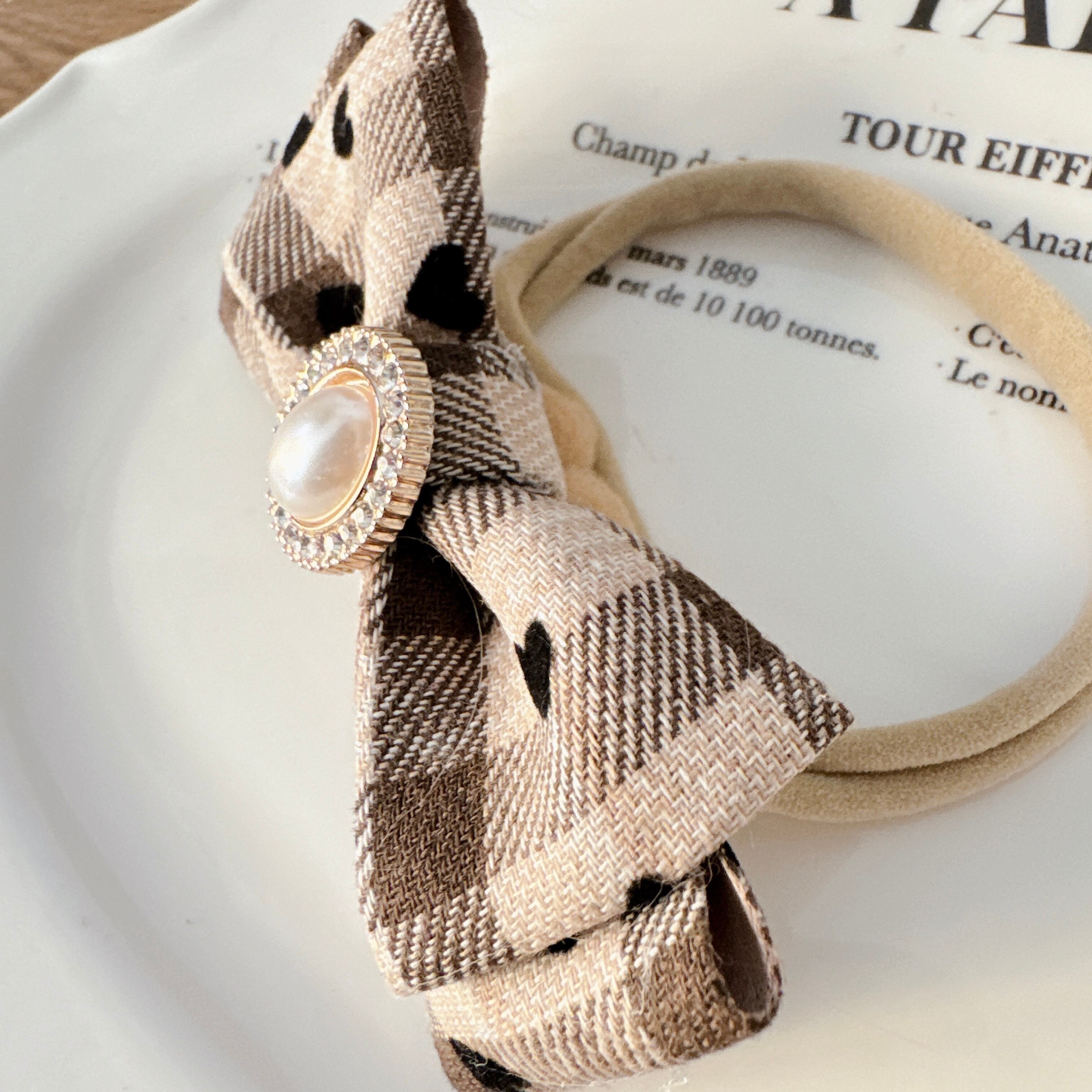 ベージュチェックパールビジュリボンヘアバンド(後ろ支え付き)