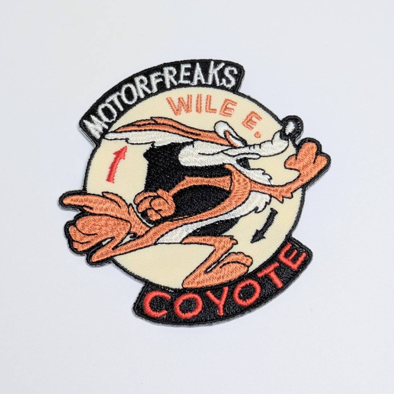 送料無料！ ★刺繍アイロンワッペン★【 Looney Tunes / ルーニーテューンズ 】 ワイリーコヨーテ  “ MOTORFREAKS ”〚アメリカン雑貨 アメトイ〛