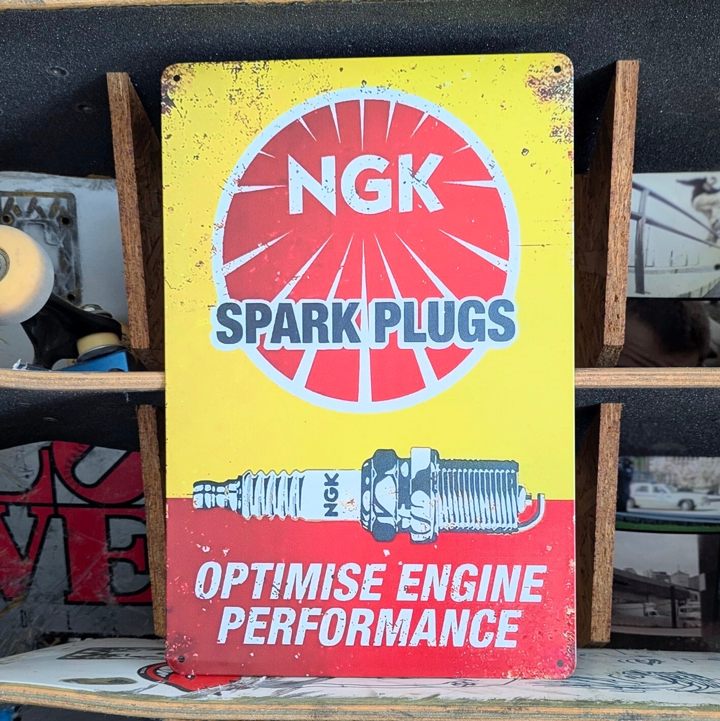 送料無料!ちょうどいいブリキ看板 【 NGKスパークプラグ 】METAL SIGN / メタルサイン / ブリキ看板 / サインボード / ビンテージ加工〚アメリカン雑貨 アメトイ〛