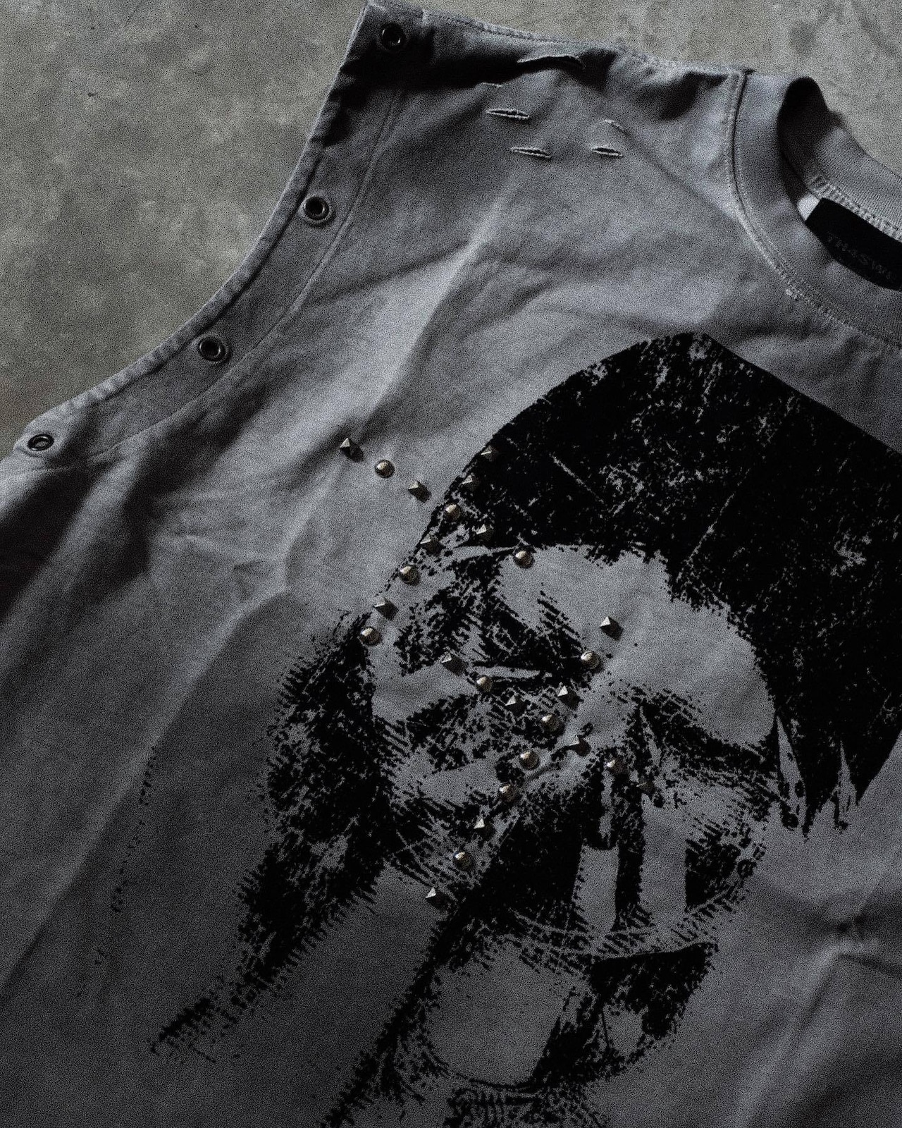【TH4SWE】Dark Graphic Studded Distressed Tank Top