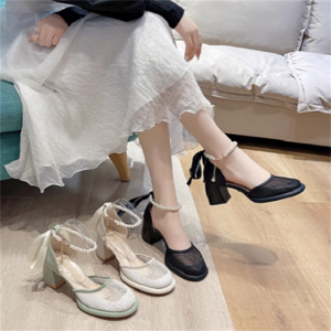 【送料無料】 パンプス 3色 靴 シューズ チャンキーヒール ハイヒール ラウンドトゥ 丸トゥ ベルト バックル パール 飾り リボン エレガント 可愛い 大人可愛い きれいめ シンプル カジュアル シック コンサバ 華やか 大人 上品 おしゃれ 主役級 こなれ感 高見え 高級感 フェミニン 無地 夏 レディース 女性用 ママ 20代 30代 40代 デート お出かけ 女子会 お呼ばれ お茶会 授業参観 パーティ 結婚式 二次会 ファッション コーデ スタイル 美脚 脚長 定番 小さい 大きい