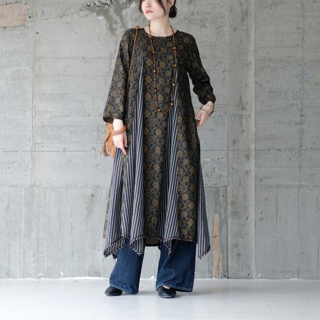 360度美しい！フラワーリースアラベスク柄ワンピース（25w-08）カーキ