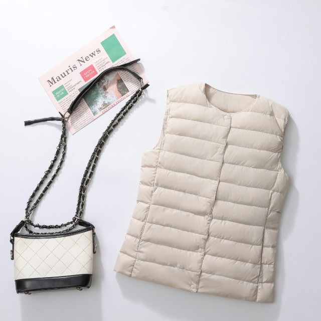 レディース ベスト ダウン アウター 上着 普通丈 ミディアム丈 袖なし ノースリーブ Vネック 襟なし ノーカラー 中厚手 かわいい 大人可愛い きれいめ シンプル カジュアル おしゃれ 秋 冬 ママ マタニティ 10代 20代 30代 40代 通勤 学校 通学 お出かけ アウトドア キャンプ 公園 休日 ショッピング 楽ちん 防寒 普段使い 着回し 定番 M L XL 2XL 3XL 大きいサイズ ゆったり ホワイト ブラック グレー オフホワイト カーキ ピンク ブルー レッド グリーン カラバリ