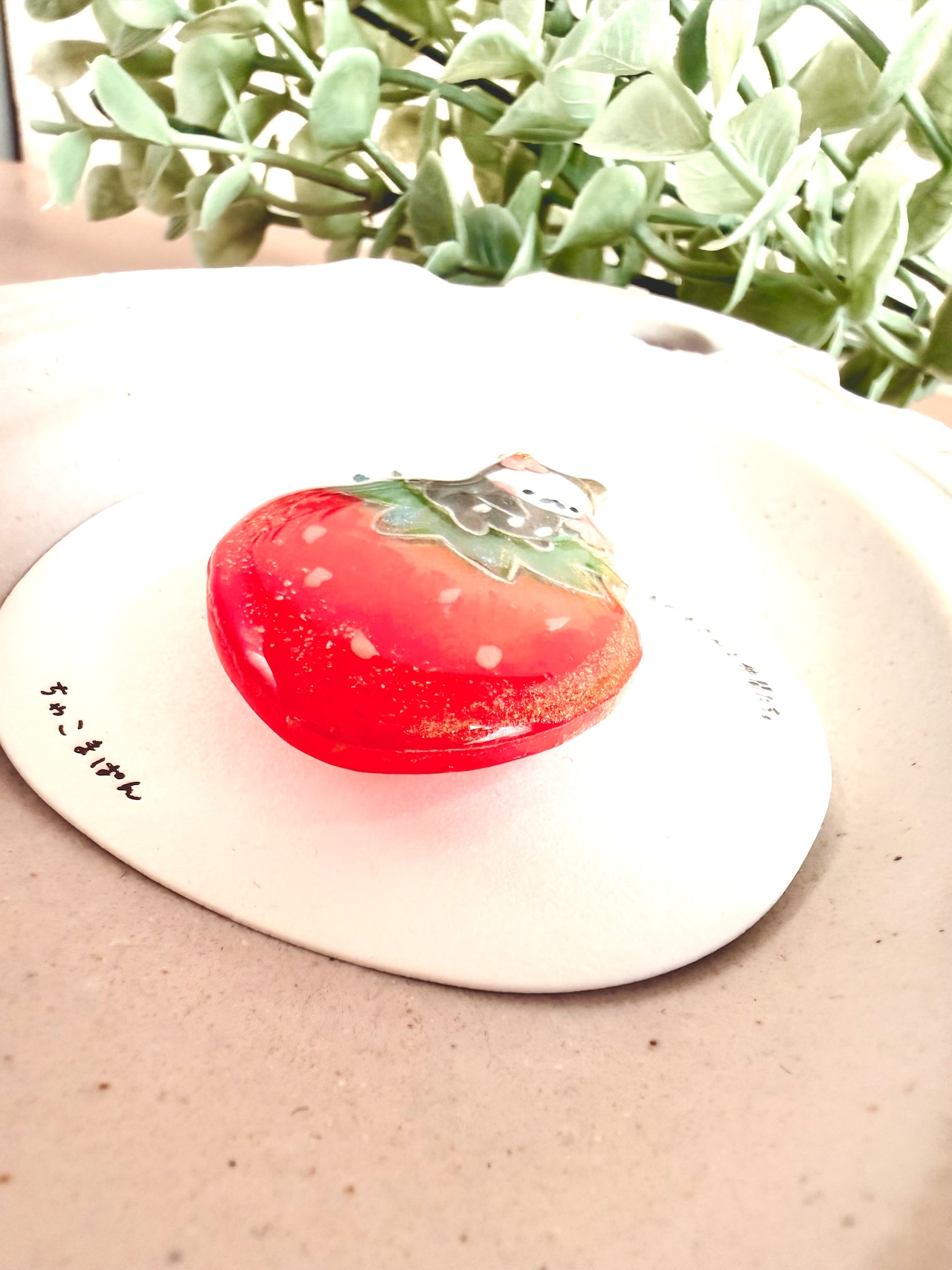 ブローチ『だるだるさん イチゴに乗って』