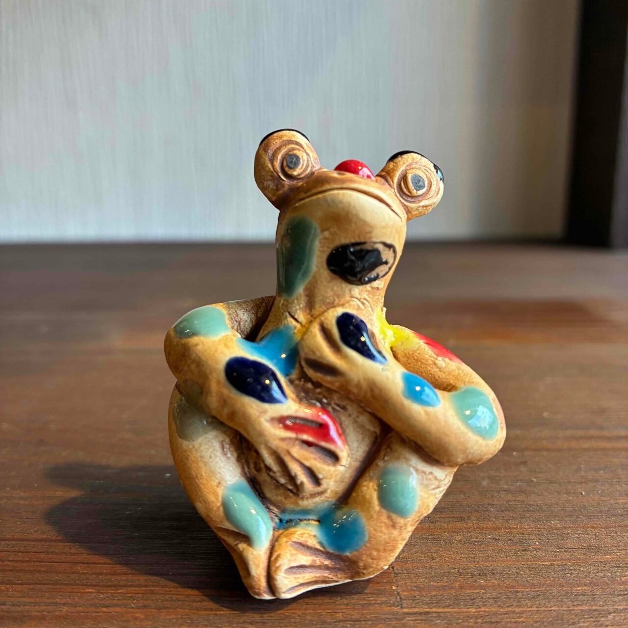 カラフルな「お座りカエル」J